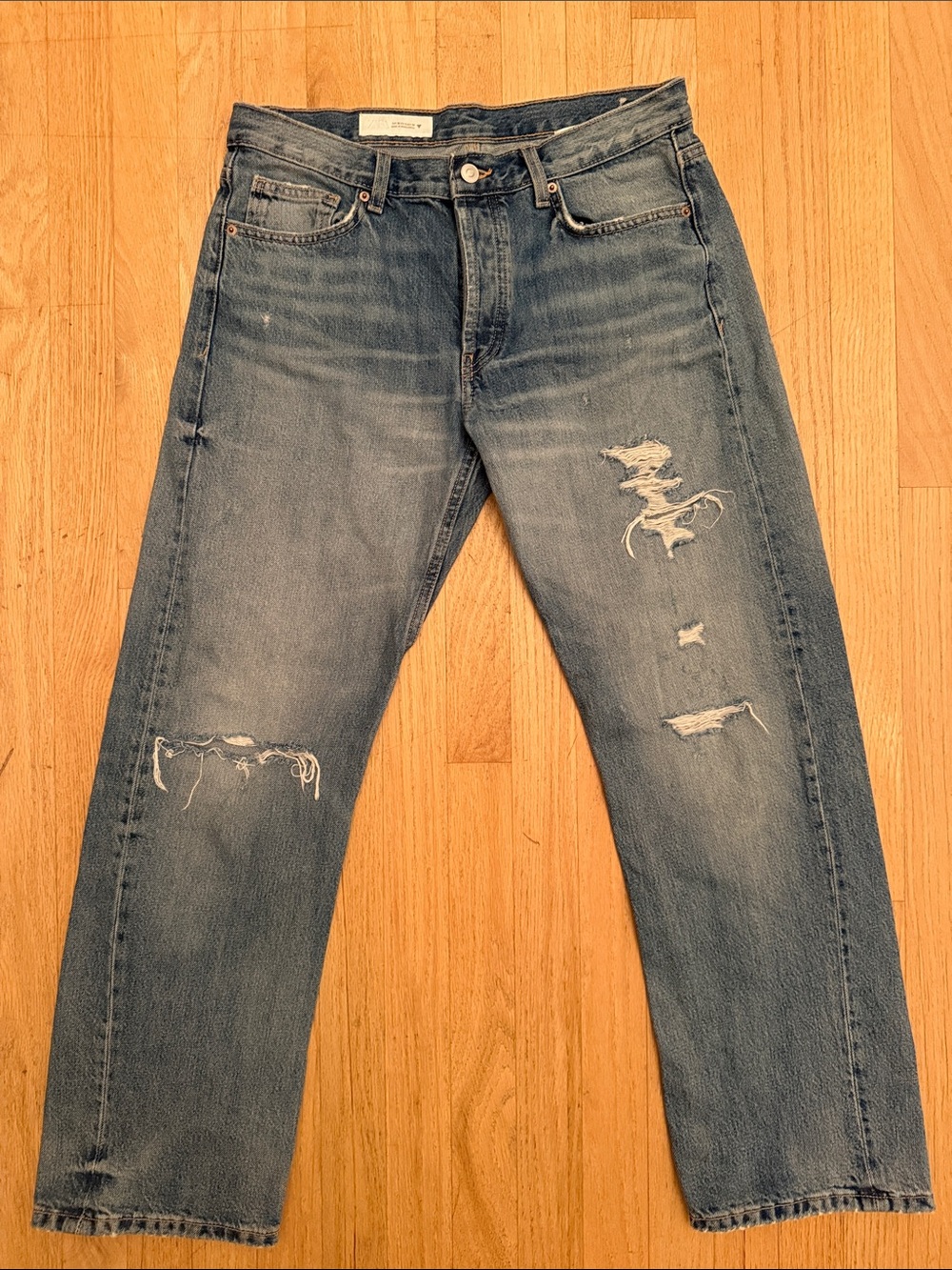 EUC: Zara Low-Rise Straight-Fit Jeans in light blue, distressed, sz 6